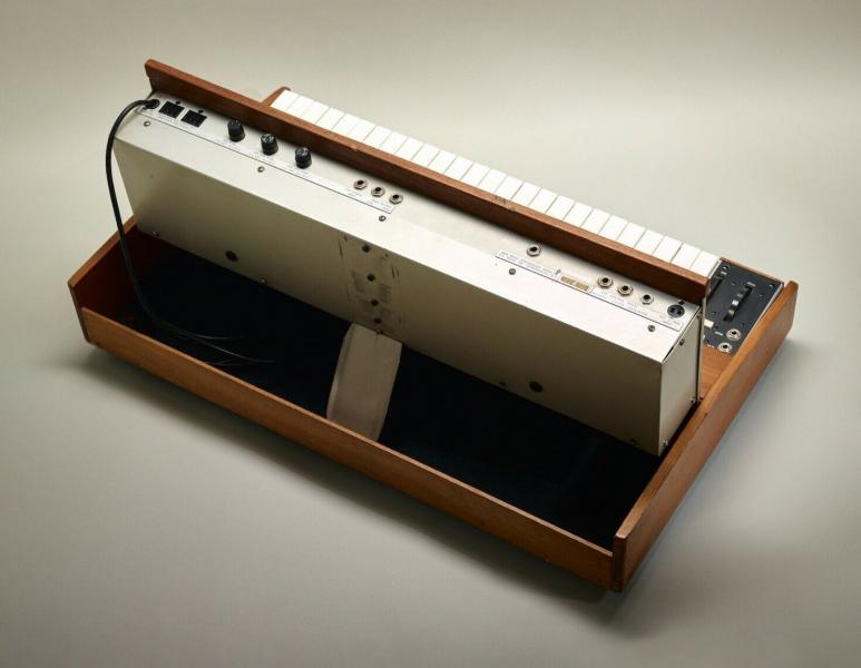 Moog Minimoog R.A. Moog-04.jpg