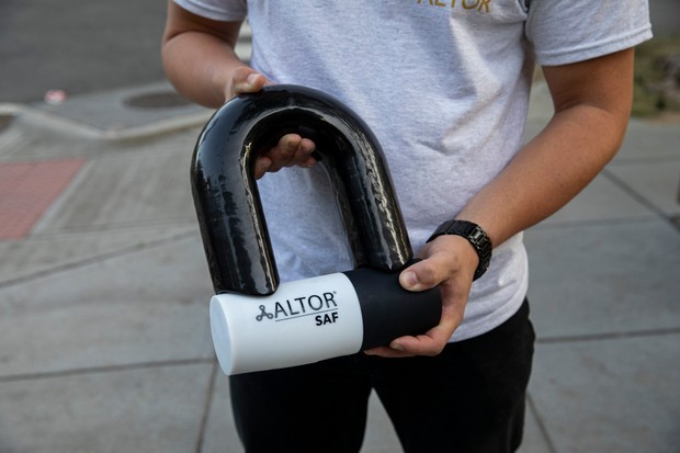 SAF-lock-in-hands-cb3ad45.jpg?quality=90&resize=620%2C413.jpg