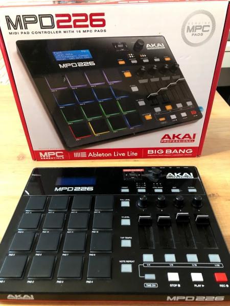 Akai MPD 226 met doos