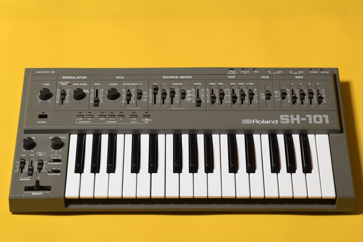 Roland SH-101 (1).jpg