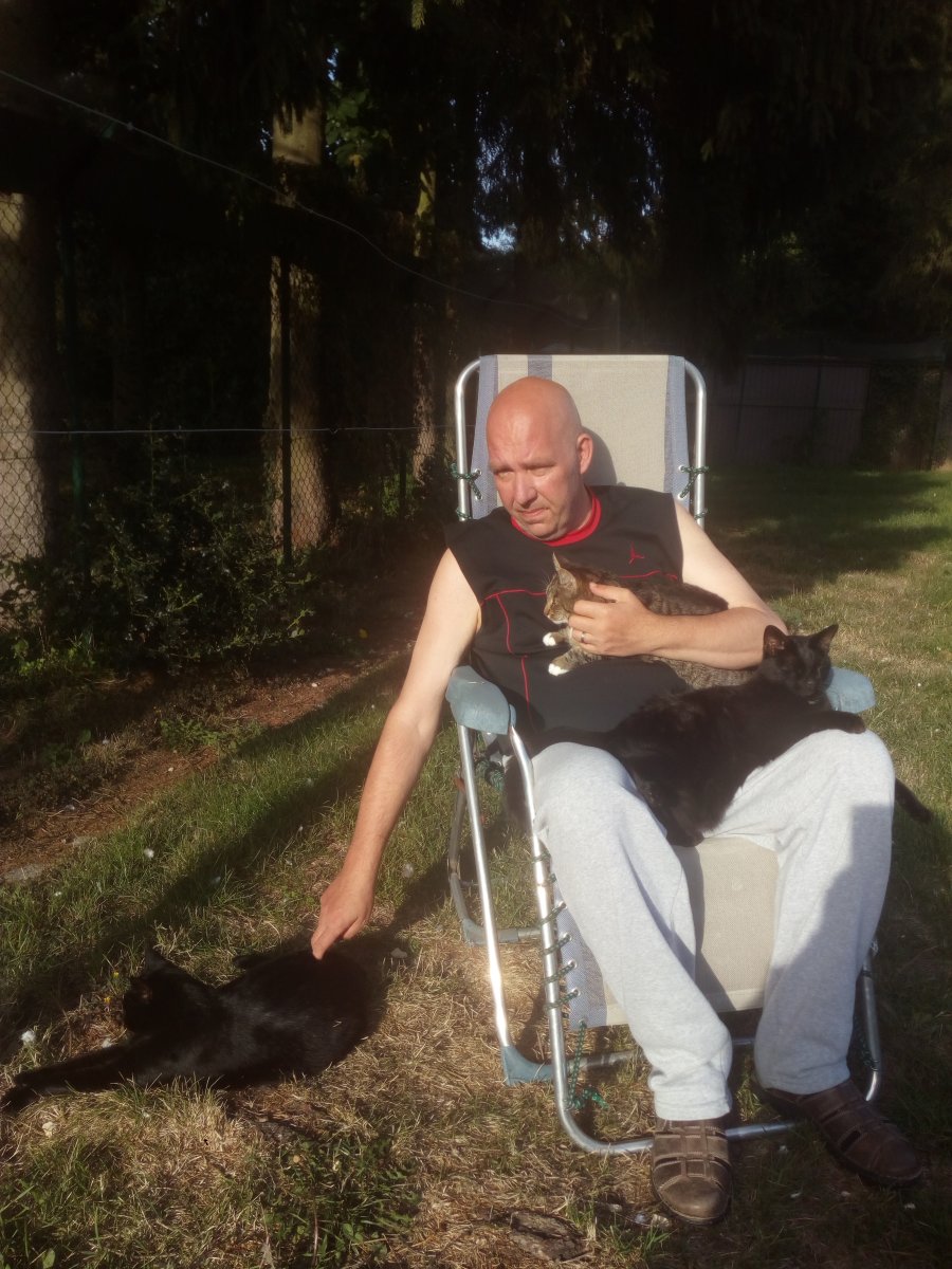 Jan en de poezen in de tuin.jpg